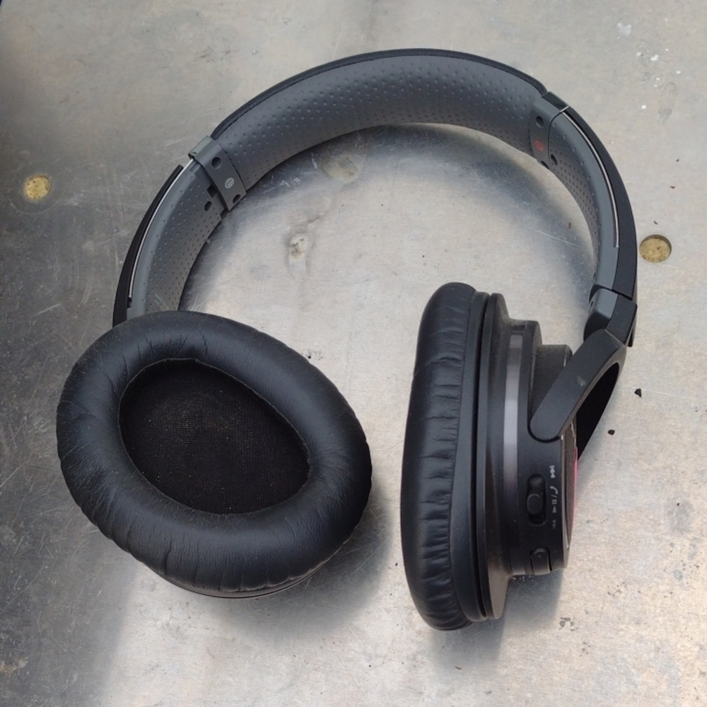 Sony  Bluetooth Wireless Black MDR Headphones Noise Cancelling NWOT